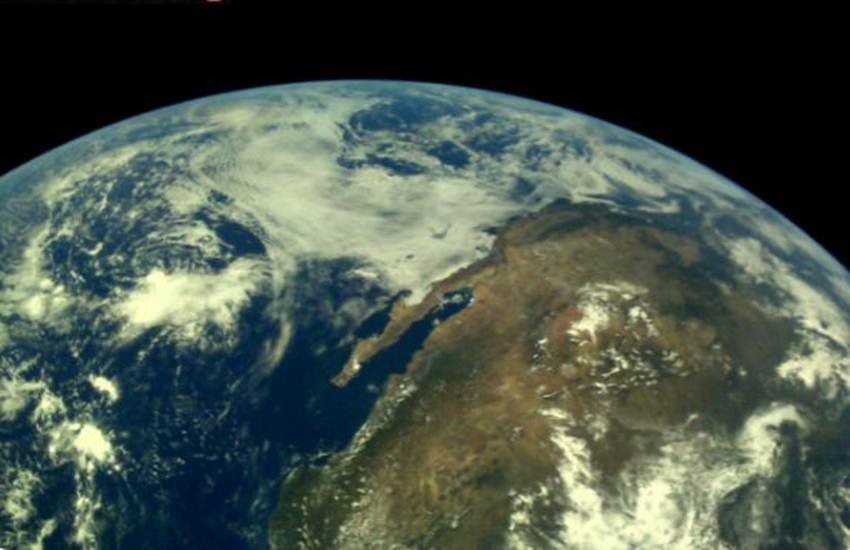 चंद्रयान-2 के द्वारा भेजी गई पृथ्वी की पहली तस्वीर, जिसे ISRO ने ट्वीट किया। (फोटो क्रेडिट: ISRO Tweet) चंद्रयान-2 के द्वारा भेजी गई पृथ्वी की पहली तस्वीर, जिसे ISRO ने ट्वीट किया। (फोटो क्रेडिट: ISRO Tweet)