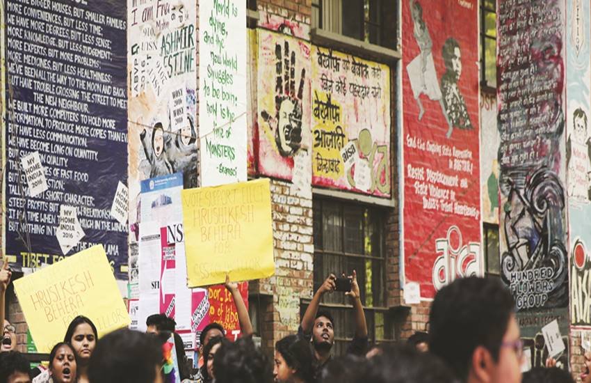 दीवारें गरीबों की किताबें होने के साथ समाज का आईना होती हैं