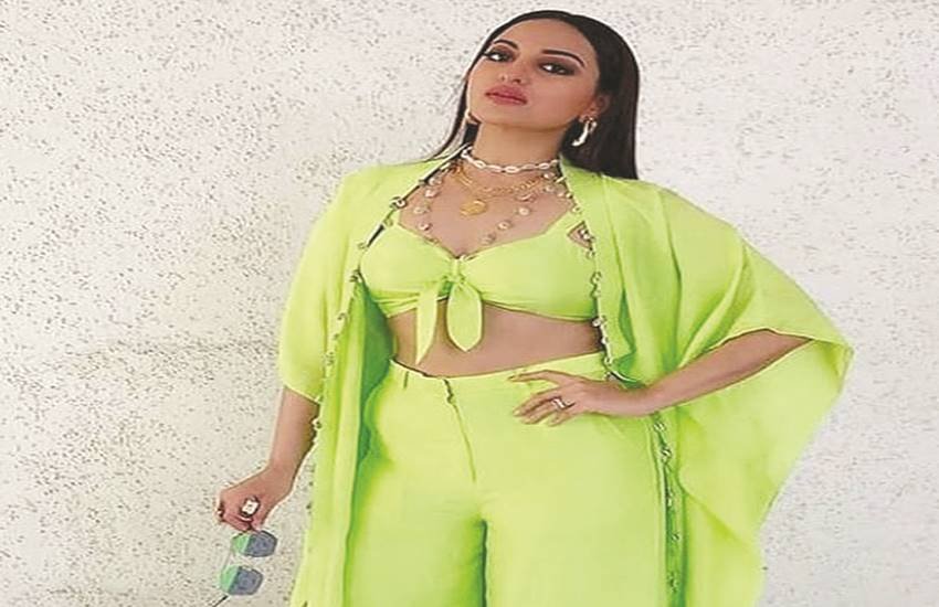 नियॉन रंग का चुनाव करना सबके लिए आसान नहीं होता। नियॉन रंग का चुनाव करना सबके लिए आसान नहीं होता।