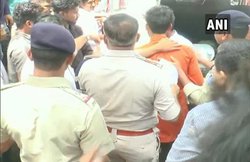 मध्य प्रदेश: पुलिस पर आरोप- पिकनिक मना रहे परिवार को पीटा, जबरन पिलाया पेशाब