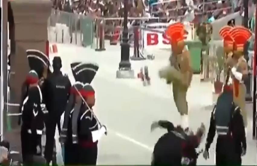 सोशल मीाडिया पर यह वीडियो वायरल हो रहा है। (फोटो- सोशल मीडिया)