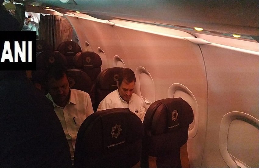वायनाड यात्रा के दौरान राहुल गांधी को किस करता एक शख्स।(फोटो-एएनआई)