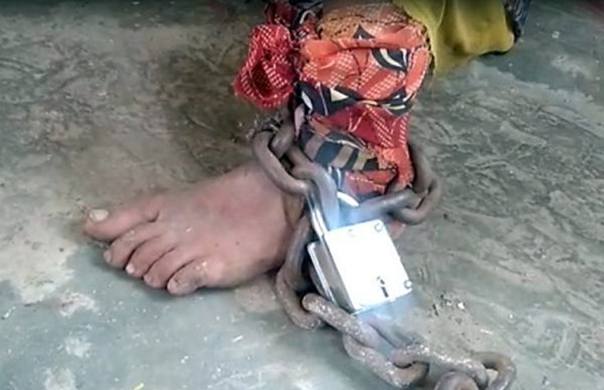 महिला ने ससुराल वालों पर लगाया लोहे की चेन से बांधकर रखने का आरोप। फोटो सोर्स: सोशल मीडिया