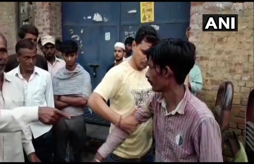 शामली में व्यक्ति की पिटाई 
फोटो सोर्स- एएनआई 