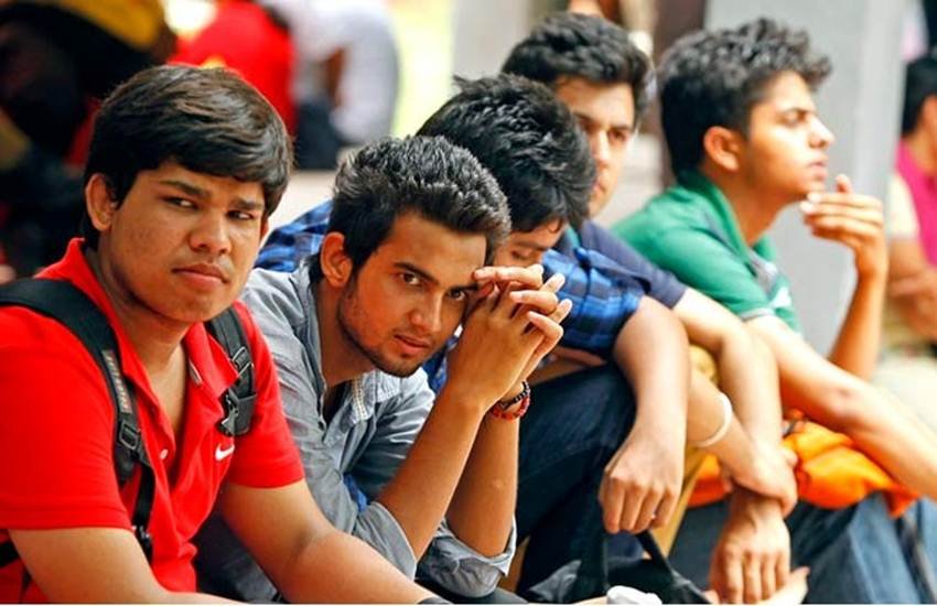 सीबीटी -2 में शामिल होने वाले उम्मीदवार ट्विटर पर गए हैं और आरआरबी से अनुरोध कर रहे हैं कि वह परीक्षा रद्द करें और उसी को फिर से आयोजित करें।