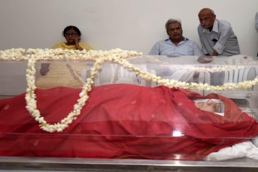 67 साल की उम्र में एम्स में उन्होंने अंतिम सांस ली। उन्हें अंतिम विदाई देने वालों का तांता लगा हुआ है।