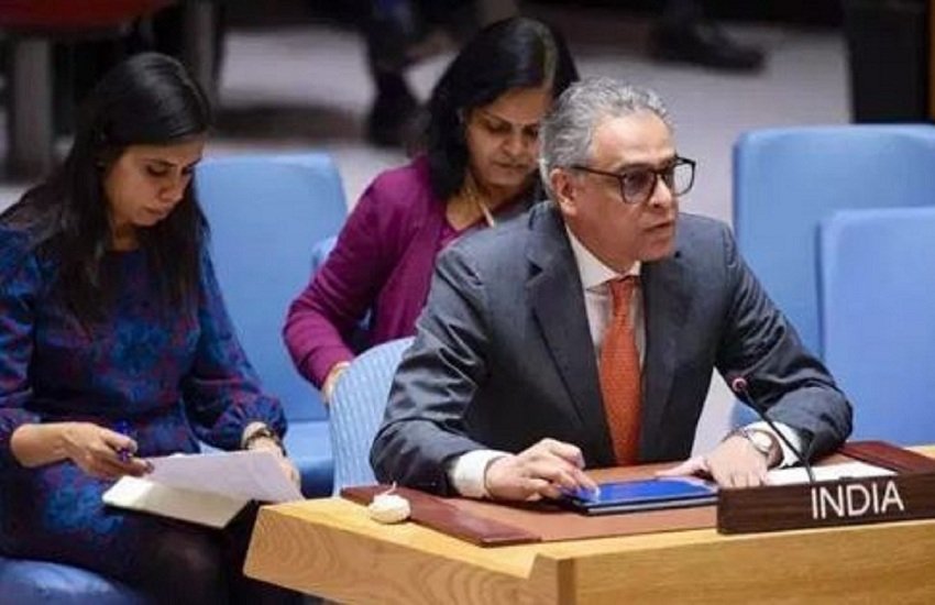 Syed Akbaruddin, Article 370, akbaruddin shakes hand with journo