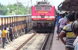 रेलवे ने रद्द कर दीं 219 ट्रेन, कई के रूट और टाइम भी बदले