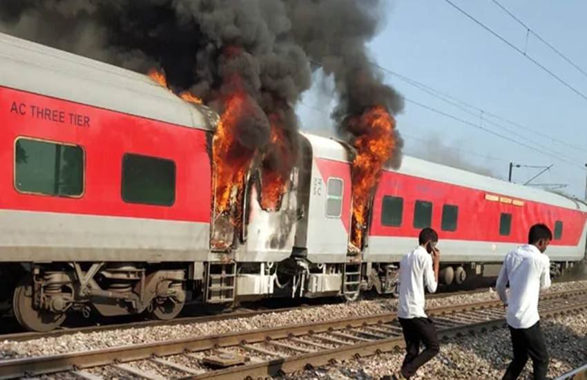 बताया जा रहा है कि तेलंगाना एक्सप्रेस के ब्रेक बाइंडिंग में आग लग गई। 