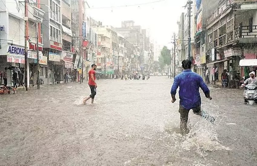 पिछले 12 घंटे में हुई भारी बारिश के चलते वडोदरा में जगह-जगह पानी भर गया है। फोटो सोर्स: इंडियन एक्सप्रेस