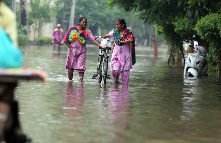 भारी बारिश के चलते पूरे शहर में जनजीवन अस्त-व्यस्त हो गया। फोटो सोर्स: गुरमीत सिंह इंडियन एक्सप्रेस