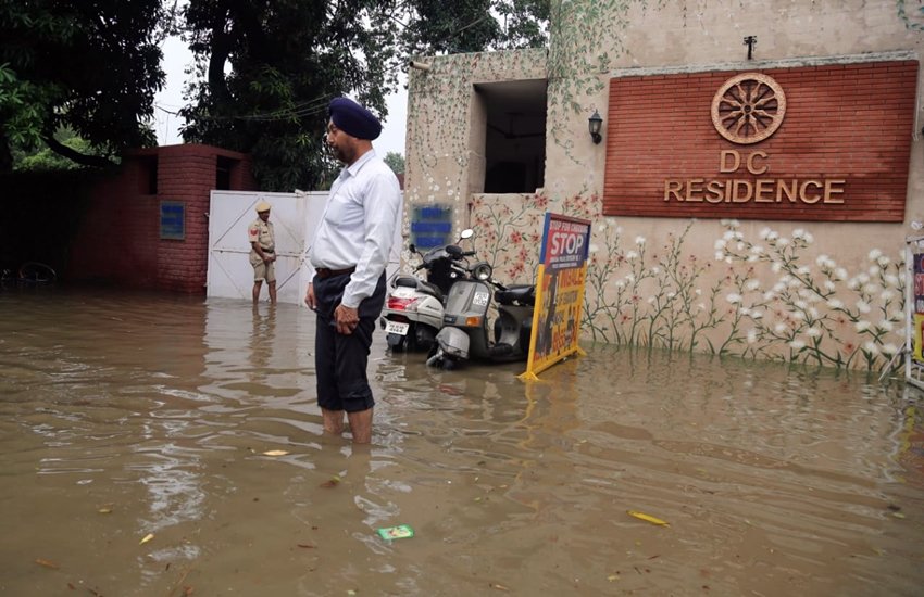 हालात इतने ज्यादा खराब हो गए कि लोगों के घरों में भी पानी भर गया। फोटो सोर्स: गुरमीत सिंह इंडियन एक्सप्रेस