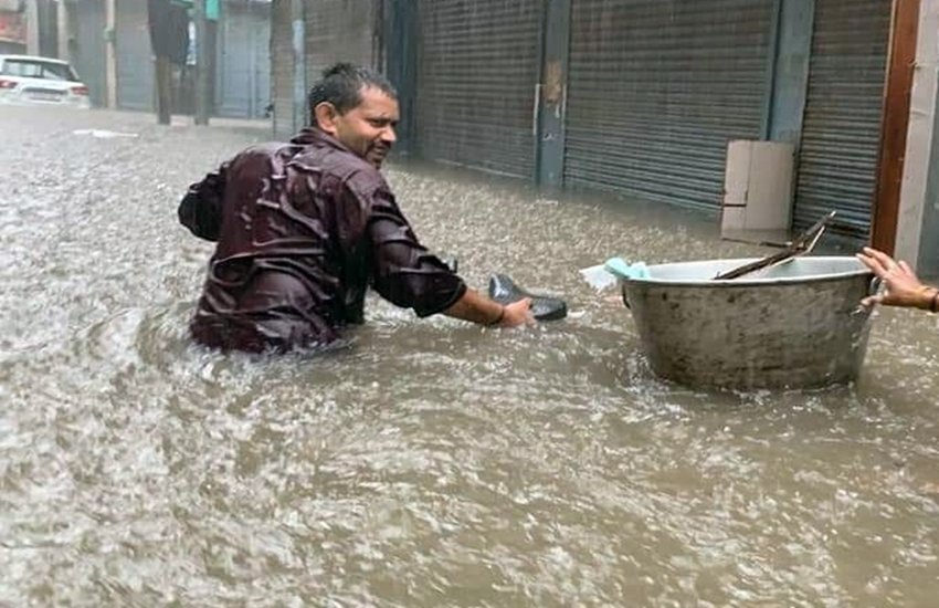 पंजाब के शहर लुधियाना में गुरुवार (1 अगस्त) को झमाझम बारिश हुई। करीब 3 घंटे तक हुई इस तूफानी बारिश से जनजीवन अस्त-व्यस्त हो गया। वहीं, शहर के निचले इलाकों में कमर तक पानी भर गया। बताया जा रहा है कि बारिश के कारण लोगों को काफी परेशानी का सामना करना पड़ा। वहीं, काफी लोग अपने ऑफिस आदि भी नहीं जा सके। फोटो सोर्स: गुरमीत सिंह इंडियन एक्सप्रेस