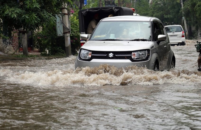 जलभराव की वजह से लोगों को सड़क पर निकलने में काफी दिक्कत हुई। फोटो सोर्स: गुरमीत सिंह इंडियन एक्सप्रेस