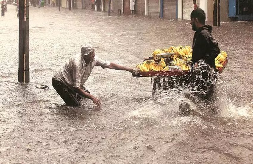 Weather Forecast Report LIVE: वडोदरा में बारिश का नजारा 
फोटो सोर्स- इंडियन एक्सप्रेस 
