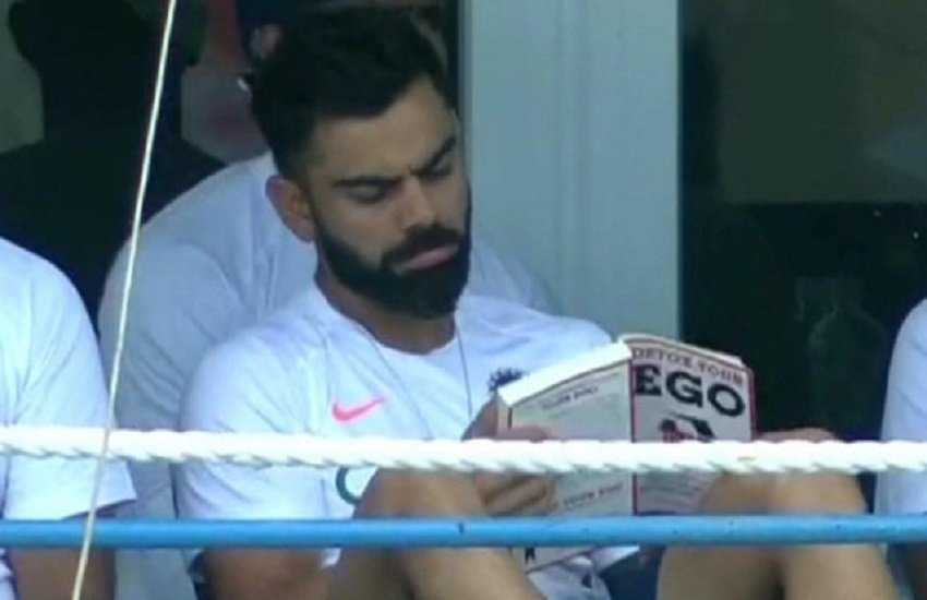 किताब पढ़ते नजर आए विराट कोहली (फोटो सोर्स- twitter)