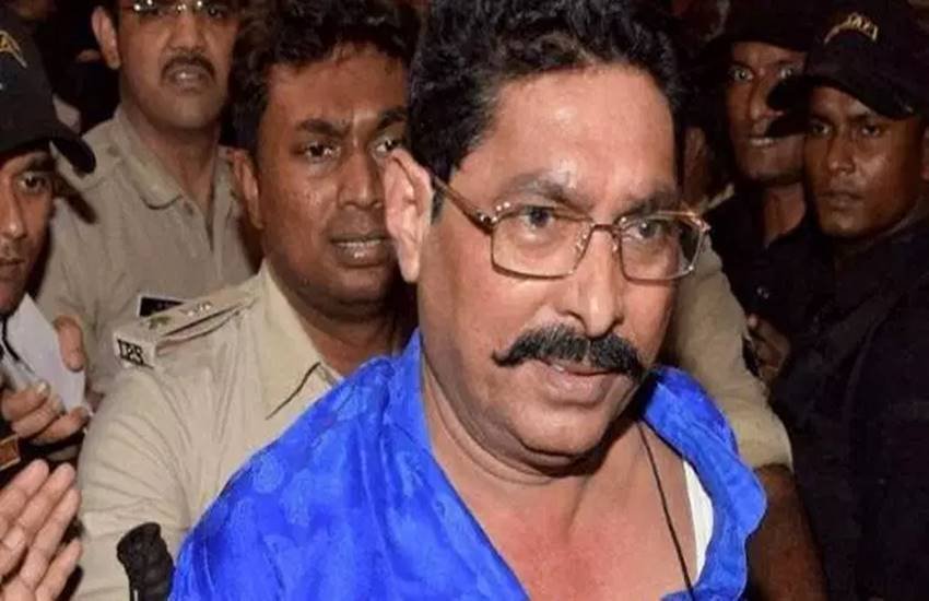 बिहार के मोकामा से विधायक और बाहुबली नेता अनंत सिंह ने शुक्रवार को दक्षिणी दिल्ली के साकेत अदालत में आखिरकार आत्मसमर्पण कर दिया