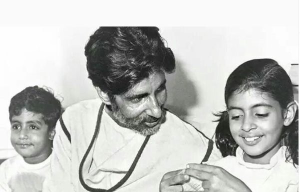 बेटे अभिषेक बच्चन और बेटी श्वेता बच्चन के साथ अमिताभ बच्चन। फोटो- सोशल मीडिया।ो
