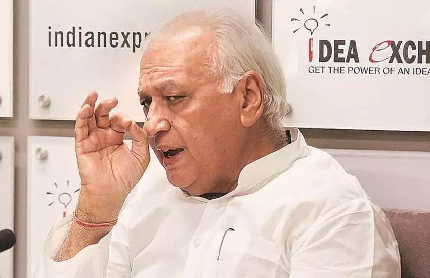 पूर्व केंद्रीय मंत्री आरिफ मोहम्मद खान का कहना कि दारुल-उलुम देवबंद से बीजेपी के खिलाफ चुनावों के दौरान फतवा जारी होता है। (फोटो-इंडियन एक्सप्रेस)