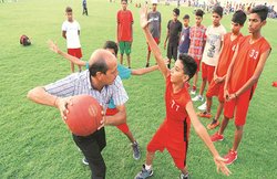 बच्चों को नशे की लत से दूर रखने के लिए पुलिसकर्मी बने कोच, सिखा रहे खेल की बारीकियां