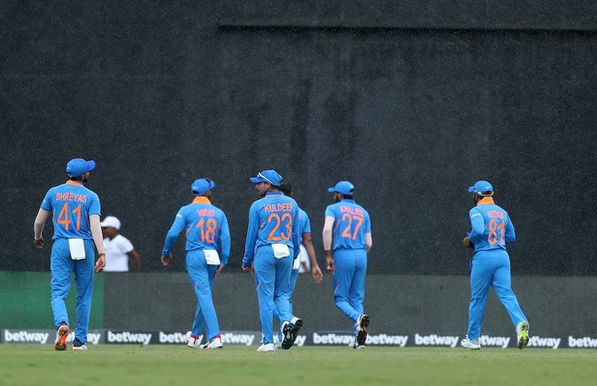 टीम इंडिया वर्ल्ड कप के सेमीफाइनल में न्यूजीलैंड के खिलाफ मिली हार के बाद पहली बार विंडीज के खिलाफ वनडे मुकाबले में उतरी थी। टीम इंडिया वर्ल्ड कप के सेमीफाइनल में न्यूजीलैंड के खिलाफ मिली हार के बाद पहली बार विंडीज के खिलाफ वनडे मुकाबले में उतरी थी।