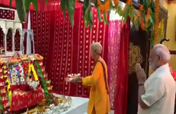 बहरीन में हिंदू मंदिर में मोदी, रुपे कार्ड से खरीदा प्रसाद चढ़ाया, 42 लाख डॉलर के प्रोजेक्ट का किया उद्घाटन