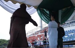 VIDEO: कम उम्र की लड़की के साथ बनाया संबंध, सजा के तौर पर सरेआम मारे गए 33 कोड़े