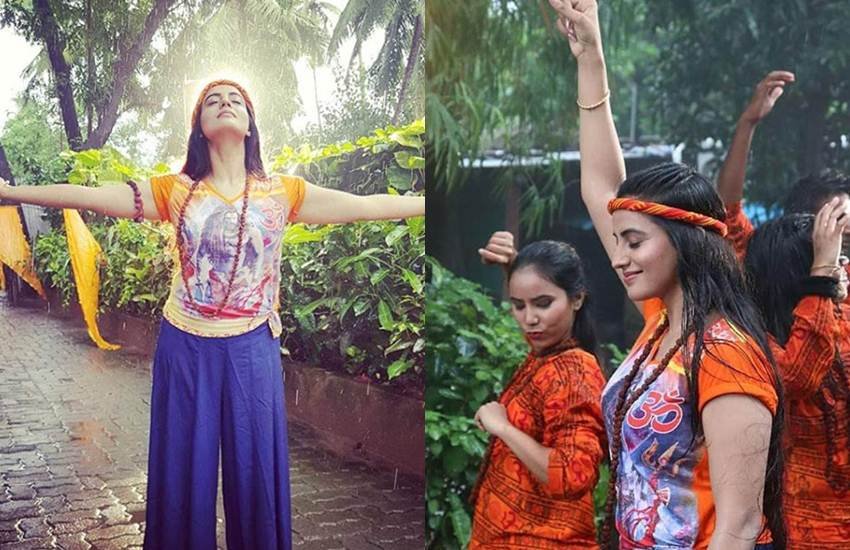 भोजपुरी एक्ट्रेस अक्षरा सिंह पवन सिंह के खिलाफ शिकायत दर्ज कराने को लेकर चर्चा में हैं। उन्होंने पवन सिंह पर इंडस्‍ट्री से हटाने की कोशिश करने, सोशल मीडिया पर न्यूड फोटो अपलोड कर गालियां दिलवाने और हत्‍या की धमकी देने जैसे संगीन अरोप लगाए हैं। इन सबके बीच भोले के रंग में रंगी अक्षरा सिंह की कुछ तस्वीरें फैंस का दिल लूट रही हैं। (All Pics: Lovely Music World)