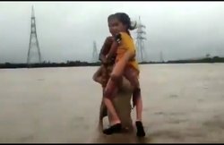 बाढ़ में फंसी दो बच्चियों को कंधे पर बिठाकर डेढ़ किलोमीटर चला कांस्टेबल, वीवीएस लक्ष्मण ने किया सलाम