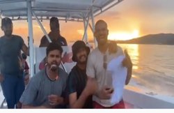 समंदर के बीच बोट पर धवन-खलील के साथ मस्ती करते दिखे श्रेयस अय्यर, चेन को मुंह में दबाकर किया डांस