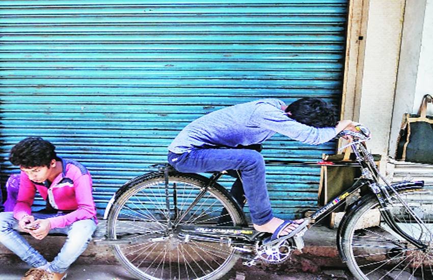 बढ़ी हुई न्यनूतम मजदूरी का परिणाम है कारखाना बंदी। बंदी-मंदी, मालिक-मजदूर, मुनाफा-घाटे के बीच से किसी भी सरकार के लिए रास्ता निकालना चुनौतीपूर्ण रहा है। निजी आयकर, विभिन्न तरह के कर, जीएसटी और राज्य के करों से कारोबारी परेशान थे। सरकार कारोबारियों के हाथ मजबूत करती है तो वे अपने मुनाफे से कामागारों की हिस्सेदारी बढ़ाने को तैयार नहीं होते हैं। 