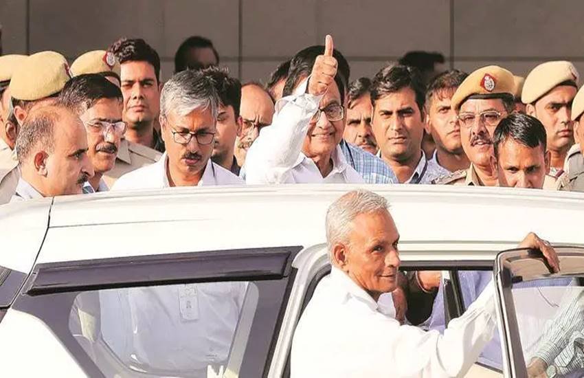 सीबीआई कोर्ट के बाहर पूर्व वित्त मंत्री पी चिदंबरम 
