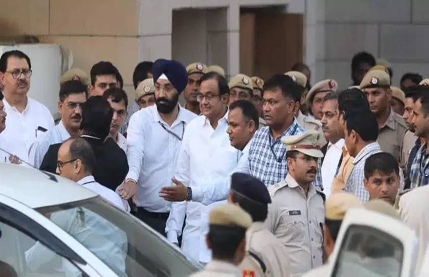 INX मामले में सीबीआई ने काफी छानबीन की और चिदंबरम के बेटे के खिलाफ मामला दर्ज किया। उसकी एफआईआर में चिदंबरम का नाम नहीं था, पर अदालत ने उन्हें मुख्य आरोपी मानते हुए गिरफ्तार कर पूछताछ करने का निर्देश दिया।