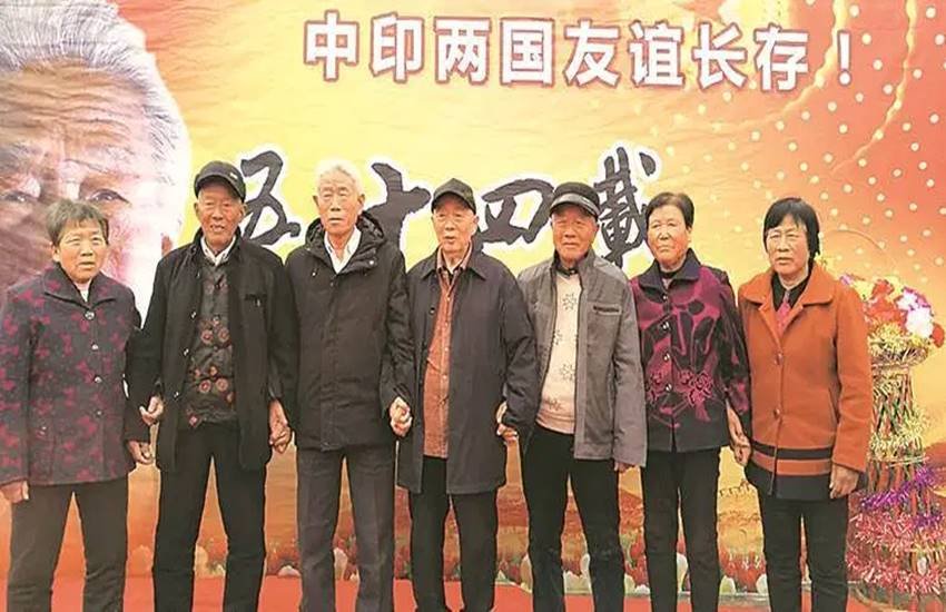 अपने परिवार के साथ चीन का 80 वर्षीय पूर्व सैनिक वांग क्यू 