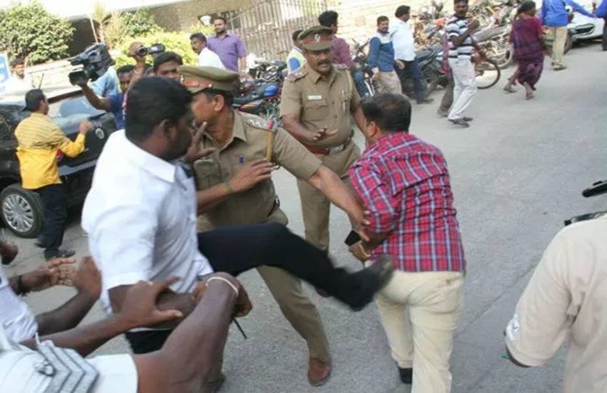 जयपुर के गलता गेट इलाके के पास दो समुदायों के बीच लड़ाई (फाइल फोटो)