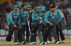 पाकिस्तानी क्रिकेट टीम के पूर्व कोच ने कहा- उस देश में ना आजादी है ना सुरक्षा