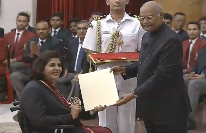 दीपा मलिक को राष्ट्रपति ने किया सम्मानित। (फोटो सोर्स- ट्विटर/दुरदर्शन)