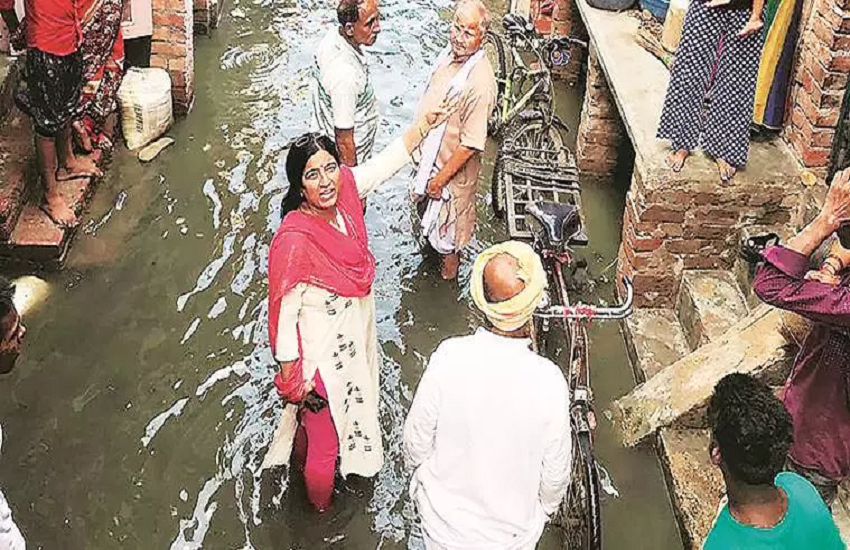 दिल्ली के किरारी में घरों में घुसा पानी, नाव में गुजारा कर रहे लोग
pic.. credit- indian express दिल्ली के किरारी में घरों में घुसा पानी, नाव में गुजारा कर रहे लोग
pic.. credit- indian express