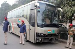 समझौता एक्सप्रेस रुकी पर जारी है दिल्ली-लाहौर बस सेवा: तनाव के बीच उम्मीदों की यात्रा