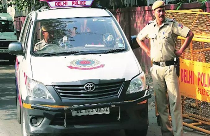 जिस पर है सुरक्षा का जिम्मा, वो खुद सुरक्षित नहीं, Delhi Police की QRT जिप्सी ले उड़ा 20 साल का बदमाश