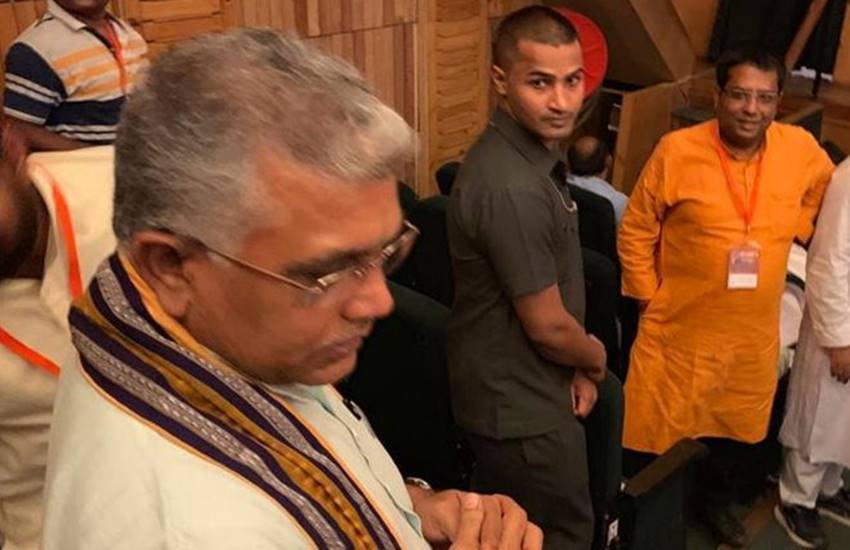 पश्चिम बंगाल भाजपा अध्यक्ष दिलीप घोष के साथ टीएमसी समर्थकों ने की ढक्का-मुक्की पश्चिम बंगाल भाजपा अध्यक्ष दिलीप घोष के साथ टीएमसी समर्थकों ने की ढक्का-मुक्की