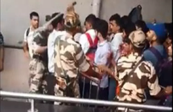 दिल्ली मेट्रो: नोएडा सेक्टर-62 स्टेशन पर बढ़ी भीड़, स्टाफ ने लाठी से फटकार संभाले हालात