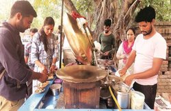 Delhi University : नॉर्थ कैंपस में पढ़ाई के साथ शुरू हुई अड्डेबाजी भी, आइए देखें खाने-पीने और मौज-मस्ती के ठिकाने