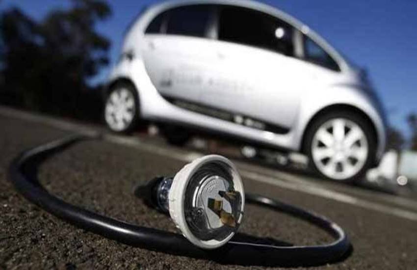 वर्ष 2030 तक सौ फीसद ई-वाहन की बिक्री नहीं की जा सकेगी।