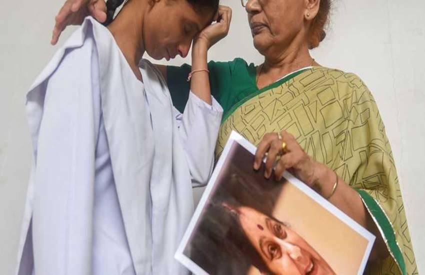 पाकिस्तान से करीब चार साल पहले भारत लौटीं मूक-बधिर गीता ने इशारों में बुधवार को कहा कि उसने अपनी अभिभावक को खो दिया है।