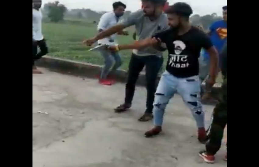 बागपत में फायरिंग करके काटा केक
फोटो सोर्स- सोशल मीडिया 