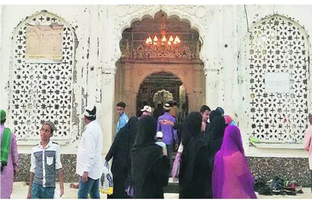 abandoned baby, Haji Ali dargah, worli, crime, ipc, mumbai police, poor, sex worker, cctv footage, NGO Prerana