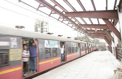 Indian Railway: भारी बारिश की वजह से इस रूट पर रेलवे ने बंद किया इन ट्रेनों का परिचालन, जानें कौन-कौन सी ट्रेन