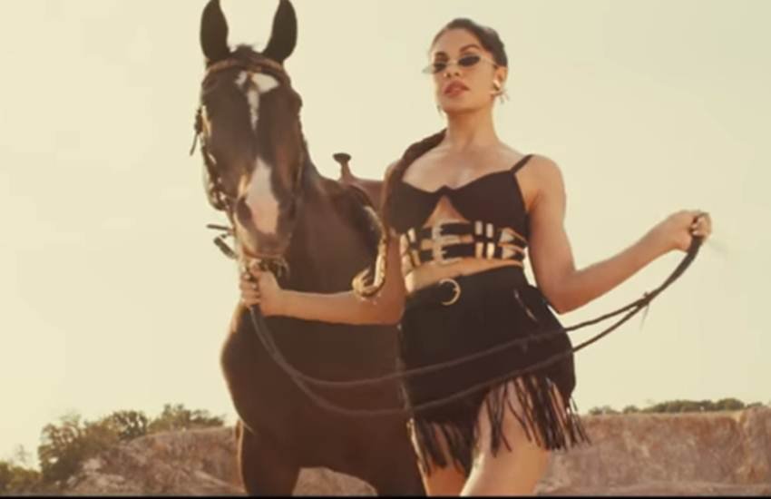 प्रभास की फिल्म साहो के एक गाने में जैकलीन । फोटो सोर्स- वीडियो स्नैप शॉट।