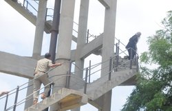 छेड़छाड़ करने वाले को पुलिस ने छोड़ा तो महिला ने टंकी पर चढ़ छिड़क लिया केरोसीन, फिर दी कूदने की धमकी, उतारने में छूटा पसीना